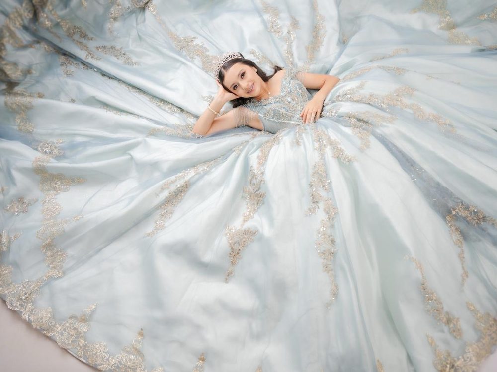 Quinceañera de celeste, vestido extendido · David Roche Photography