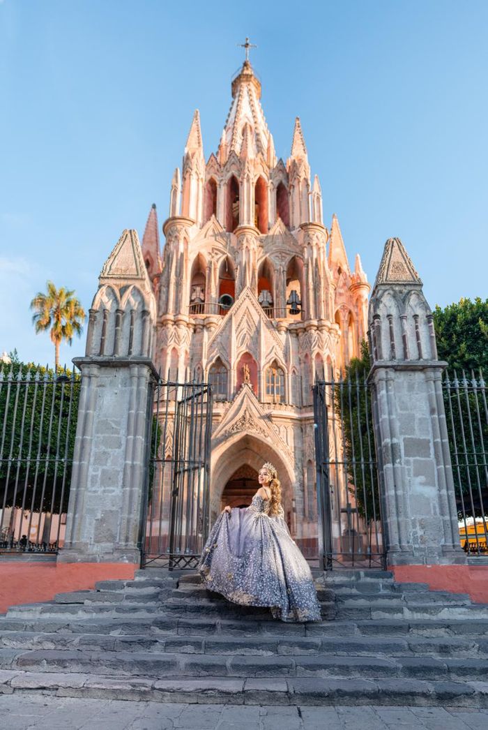 Quinceañera frente a la parroquia
